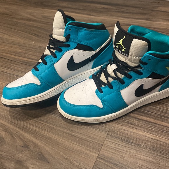 Air Jordan 1s mid 6.5 Y cute colors.💗 As is 😍See images 🤩 - Picture 4 of 6